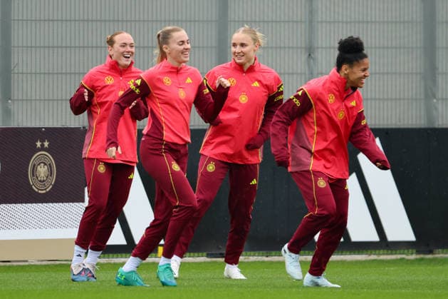 Herzogenaurach, Deutschland, 12. April 2026: Länderspielmaßnahme Vorbereitung auf das Frauen WM-Qualifikationsspiel gegen Österreich - Training in Herzogenaurach Im Bild: v.li. Lisanne Gräwe Graewe (Deutschland), Laura Freigang (Deutschland), Jella Veit (Deutschland) und Shekiera Martinez (Deutschland) Copyright: HMBxMedia MadeleinexFantini