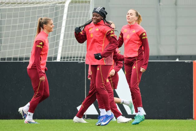 Herzogenaurach, Deutschland, 12. April 2026: Länderspielmaßnahme Vorbereitung auf das Frauen WM-Qualifikationsspiel gegen Österreich - Training in Herzogenaurach Im Bild: v.li. Selina Cerci (Deutschland), Nicole Anyomi (Deutschland) und Laura Freigang (Deutschland) Copyright: HMBxMedia MadeleinexFantini