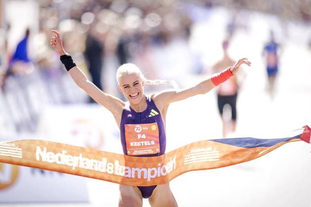 ROTTERDAM - Mikky Keetels (NED) celebrates her victory at the Dutch National Championships at the finish of the 45th edition of the Rotterdam Marathon. The race also serves as the Dutch National Championship. ROBIN VAN LONKHUIJSEN ANP xVIxANPxSportx xxANPxIVx 555614289 originalFilename: 555614289.jpg