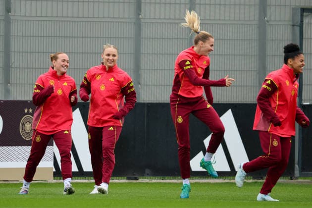 Herzogenaurach, Deutschland, 12. April 2026: Länderspielmaßnahme Vorbereitung auf das Frauen WM-Qualifikationsspiel gegen Österreich - Training in Herzogenaurach Im Bild: v.li. Lisanne Gräwe Graewe (Deutschland), Jella Veit (Deutschland), Laura Freigang (Deutschland) und Shekiera Martinez (Deutschland) Copyright: HMBxMedia MadeleinexFantini
