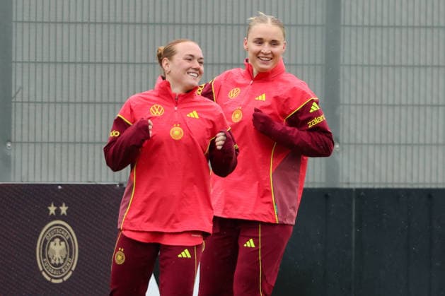 Herzogenaurach, Deutschland, 12. April 2026: Länderspielmaßnahme Vorbereitung auf das Frauen WM-Qualifikationsspiel gegen Österreich - Training in Herzogenaurach Im Bild: v.li. Lisanne Gräwe Graewe (Deutschland) und Jella Veit (Deutschland) Copyright: HMBxMedia MadeleinexFantini