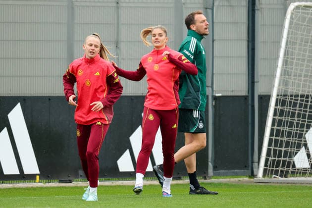 Herzogenaurach, Deutschland, 12. April 2026: Länderspielmaßnahme Vorbereitung auf das Frauen WM-Qualifikationsspiel gegen Österreich - Training in Herzogenaurach Im Bild: v.li. Vivien Endemann (Deutschland) und Selina Cerci (Deutschland) und Athletiktrainer Julius Balsmeier (Deutschland) Copyright: HMBxMedia MadeleinexFantini