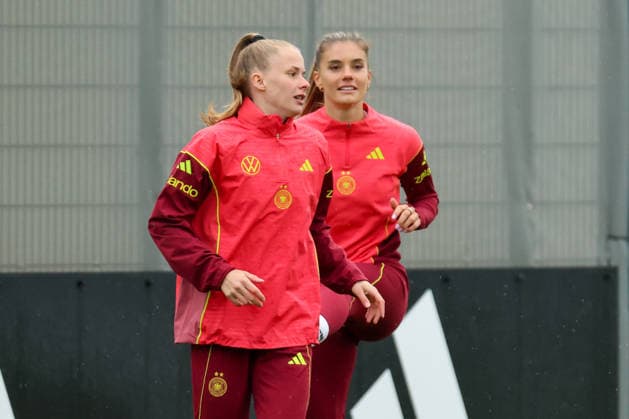 Herzogenaurach, Deutschland, 12. April 2026: Länderspielmaßnahme Vorbereitung auf das Frauen WM-Qualifikationsspiel gegen Österreich - Training in Herzogenaurach Im Bild: v.li. Vivien Endemann (Deutschland) und Selina Cerci (Deutschland) Copyright: HMBxMedia MadeleinexFantini