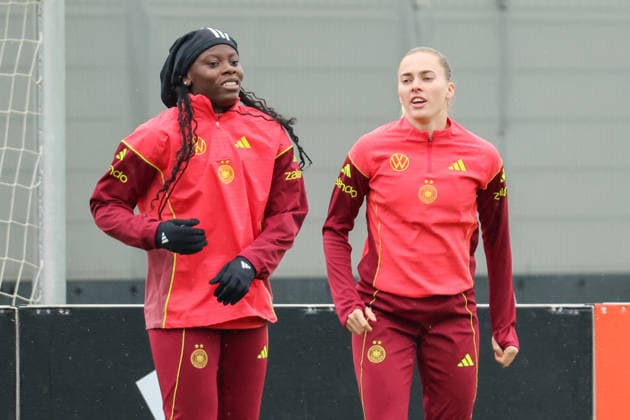 Herzogenaurach, Deutschland, 12. April 2026: Länderspielmaßnahme Vorbereitung auf das Frauen WM-Qualifikationsspiel gegen Österreich - Training in Herzogenaurach Im Bild: v.li. Nicole Anyomi (Deutschland) und Laura Freigang (Deutschland) Copyright: HMBxMedia MadeleinexFantini