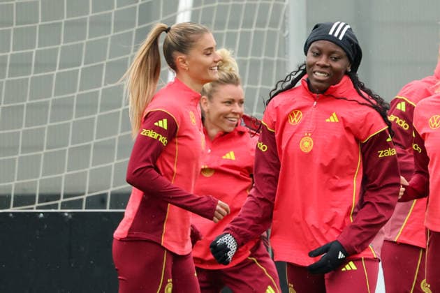 Herzogenaurach, Deutschland, 12. April 2026: Länderspielmaßnahme Vorbereitung auf das Frauen WM-Qualifikationsspiel gegen Österreich - Training in Herzogenaurach Im Bild: v.li. Selina Cerci (Deutschland), Linda Dallmann (Deutschland) und Nicole Anyomi (Deutschland) Copyright: HMBxMedia MadeleinexFantini
