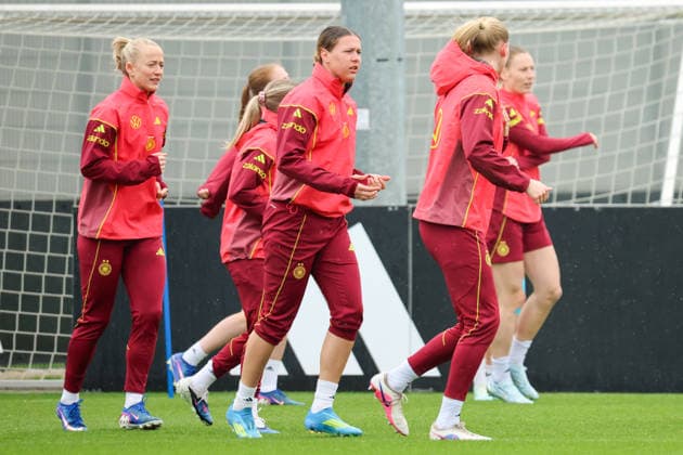 Herzogenaurach, Deutschland, 12. April 2026: Länderspielmaßnahme Vorbereitung auf das Frauen WM-Qualifikationsspiel gegen Österreich - Training in Herzogenaurach Im Bild: v.li. Lea Schüller Schueller (Deutschland), Larissa Mühlhaus Muehlhaus (Deutschland) und ihre Mannschaftskolleginnen beim Training in Herzogenaurach Copyright: HMBxMedia MadeleinexFantini