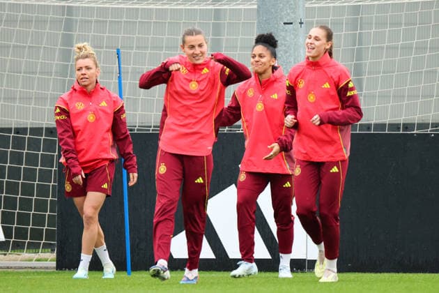 Herzogenaurach, Deutschland, 12. April 2026: Länderspielmaßnahme Vorbereitung auf das Frauen WM-Qualifikationsspiel gegen Österreich - Training in Herzogenaurach Im Bild: v.li. Linda Dallmann (Deutschland), Carlotta Wamser (Deutschland), Shekiera Martinez (Deutschland) und Jule Brand (Deutschland) Copyright: HMBxMedia MadeleinexFantini