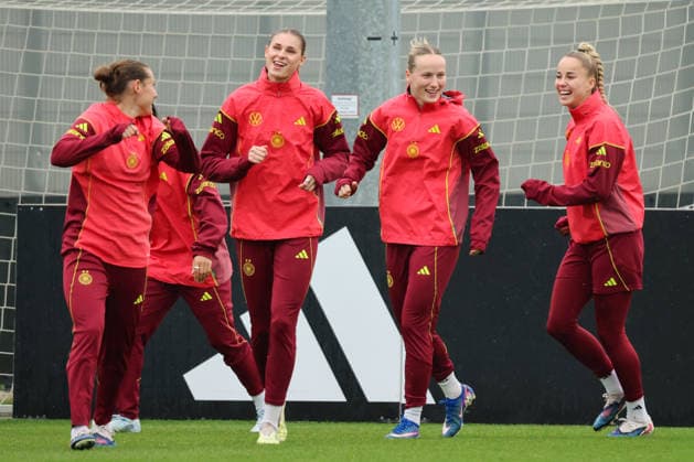 Herzogenaurach, Deutschland, 12. April 2026: Länderspielmaßnahme Vorbereitung auf das Frauen WM-Qualifikationsspiel gegen Österreich - Training in Herzogenaurach Im Bild: v.li. Carlotta Wamser (Deutschland), Jule Brand (Deutschland), Franziska Kett (Deutschland) und Giulia Gwinn (Deutschland) Copyright: HMBxMedia MadeleinexFantini