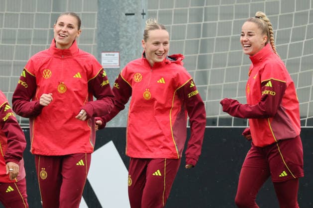Herzogenaurach, Deutschland, 12. April 2026: Länderspielmaßnahme Vorbereitung auf das Frauen WM-Qualifikationsspiel gegen Österreich - Training in Herzogenaurach Im Bild: v.li. Jule Brand (Deutschland), Franziska Kett (Deutschland) und Giulia Gwinn (Deutschland) Copyright: HMBxMedia MadeleinexFantini