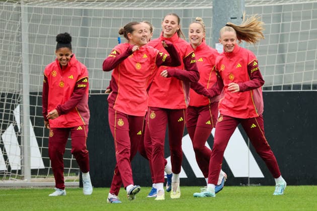 Herzogenaurach, Deutschland, 12. April 2026: Länderspielmaßnahme Vorbereitung auf das Frauen WM-Qualifikationsspiel gegen Österreich - Training in Herzogenaurach Im Bild: v.li. Shekiera Martinez (Deutschland) Carlotta Wamser (Deutschland), Jule Brand (Deutschland), Giulia Gwinn (Deutschland) und Vivien Endemann (Deutschland) Copyright: HMBxMedia MadeleinexFantini