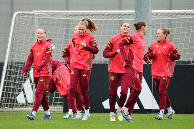 Herzogenaurach, Deutschland, 12. April 2026: Länderspielmaßnahme Vorbereitung auf das Frauen WM-Qualifikationsspiel gegen Österreich - Training in Herzogenaurach Im Bild: v.li. Franziska Kett (Deutschland), Vivien Endemann (Deutschland), Jule Brand (Deutschland), Carlotta Wamser (Deutschland) und Lisanne Gräwe Graewe (Deutschland) Copyright: HMBxMedia MadeleinexFantini