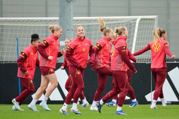 Herzogenaurach, Deutschland, 12. April 2026: Länderspielmaßnahme Vorbereitung auf das Frauen WM-Qualifikationsspiel gegen Österreich - Training in Herzogenaurach Im Bild: v.li. die Zweite Rebecca Knaak (Deutschland), Giulia Gwinn (Deutschland), Janina Minge (Deutschland), Franziska Kett (Deutschland) und ihre Mannschaftskolleginnen beim Training in Herzogenaurach Copyright: HMBxMedia MadeleinexFantini