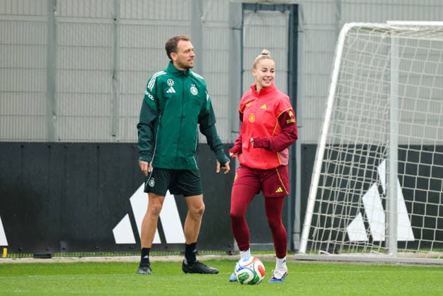 Herzogenaurach, Deutschland, 12. April 2026: Länderspielmaßnahme Vorbereitung auf das Frauen WM-Qualifikationsspiel gegen Österreich - Training in Herzogenaurach Im Bild: v.li. Athletiktrainer Julius Balsmeier (Deutschland) und Giulia Gwinn (Deutschland) Copyright: HMBxMedia MadeleinexFantini