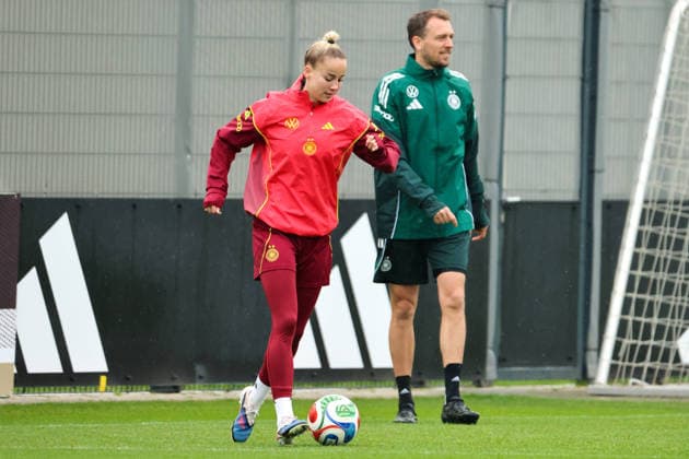 Herzogenaurach, Deutschland, 12. April 2026: Länderspielmaßnahme Vorbereitung auf das Frauen WM-Qualifikationsspiel gegen Österreich - Training in Herzogenaurach Im Bild: v.li. Giulia Gwinn (Deutschland) und Athletiktrainer Julius Balsmeier (Deutschland) Copyright: HMBxMedia MadeleinexFantini