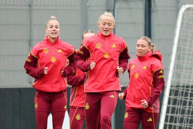 Herzogenaurach, Deutschland, 12. April 2026: Länderspielmaßnahme Vorbereitung auf das Frauen WM-Qualifikationsspiel gegen Österreich - Training in Herzogenaurach Im Bild: v.li. Giulia Gwinn (Deutschland), Lea Schüller Schueller (Deutschland) und Elisa Senß Senss (Deutschland) Copyright: HMBxMedia MadeleinexFantini