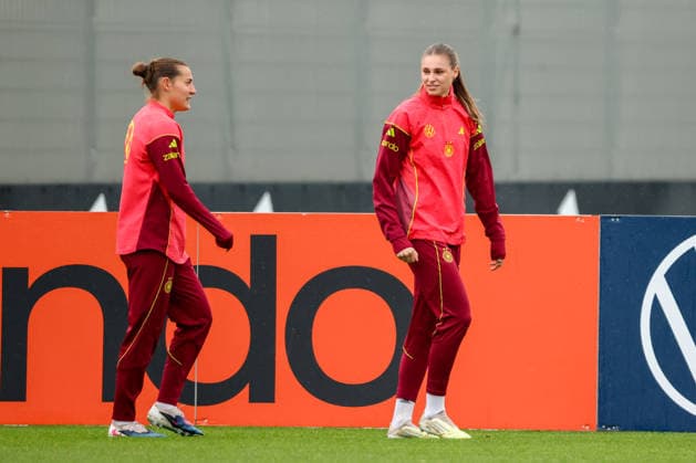 Herzogenaurach, Deutschland, 12. April 2026: Länderspielmaßnahme Vorbereitung auf das Frauen WM-Qualifikationsspiel gegen Österreich - Training in Herzogenaurach Im Bild: v.li. Carlotta Wamser (Deutschland) und Jule Brand (Deutschland) Copyright: HMBxMedia MadeleinexFantini
