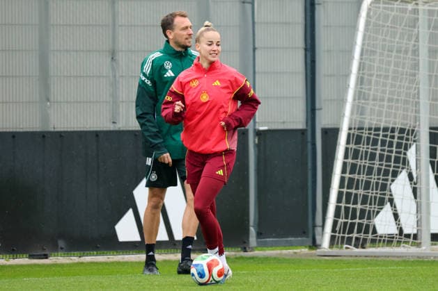 Herzogenaurach, Deutschland, 12. April 2026: Länderspielmaßnahme Vorbereitung auf das Frauen WM-Qualifikationsspiel gegen Österreich - Training in Herzogenaurach Im Bild: v.li. Athletiktrainer Julius Balsmeier (Deutschland) und Giulia Gwinn (Deutschland) Copyright: HMBxMedia MadeleinexFantini