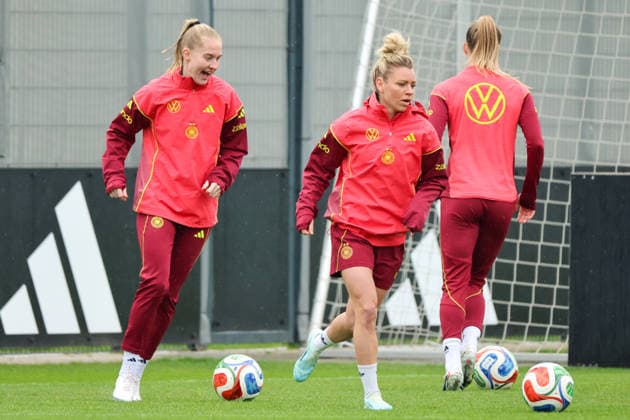 Herzogenaurach, Deutschland, 12. April 2026: Länderspielmaßnahme Vorbereitung auf das Frauen WM-Qualifikationsspiel gegen Österreich - Training in Herzogenaurach Im Bild: v.li. Janina Minge (Deutschland) und Linda Dallmann (Deutschland) Copyright: HMBxMedia MadeleinexFantini