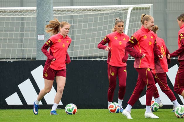 Herzogenaurach, Deutschland, 12. April 2026: Länderspielmaßnahme Vorbereitung auf das Frauen WM-Qualifikationsspiel gegen Österreich - Training in Herzogenaurach Im Bild: v.li. Sjoeke Nüsken Nuesken (Deutschland), Selina Cerci (Deutschland) und Janina Minge (Deutschland) Copyright: HMBxMedia MadeleinexFantini