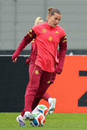 Herzogenaurach, Deutschland, 12. April 2026: Länderspielmaßnahme Vorbereitung auf das Frauen WM-Qualifikationsspiel gegen Österreich - Training in Herzogenaurach Im Bild: Carlotta Wamser (Deutschland) Copyright: HMBxMedia MadeleinexFantini