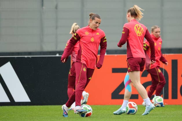 Herzogenaurach, Deutschland, 12. April 2026: Länderspielmaßnahme Vorbereitung auf das Frauen WM-Qualifikationsspiel gegen Österreich - Training in Herzogenaurach Im Bild: v.li. Carlotta Wamser (Deutschland) Copyright: HMBxMedia MadeleinexFantini
