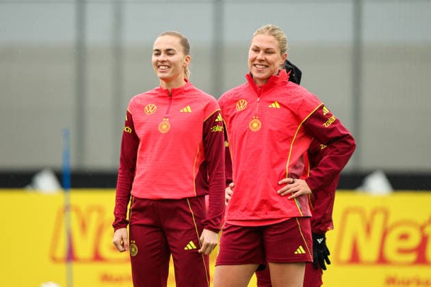 Herzogenaurach, Deutschland, 12. April 2026: Länderspielmaßnahme Vorbereitung auf das Frauen WM-Qualifikationsspiel gegen Österreich - Training in Herzogenaurach Im Bild: v.li. Laura Freigang (Deutschland) und Rebecca Knaak (Deutschland) Copyright: HMBxMedia MadeleinexFantini