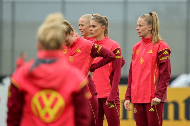 Herzogenaurach, Deutschland, 12. April 2026: Länderspielmaßnahme Vorbereitung auf das Frauen WM-Qualifikationsspiel gegen Österreich - Training in Herzogenaurach Im Bild: v.li. Lea Schüller Schueller (Deutschland), Selina Cerci (Deutschland) und Vivien Endemann (Deutschland) Copyright: HMBxMedia MadeleinexFantini