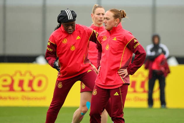 Herzogenaurach, Deutschland, 12. April 2026: Länderspielmaßnahme Vorbereitung auf das Frauen WM-Qualifikationsspiel gegen Österreich - Training in Herzogenaurach Im Bild: v.li. Nicole Anyomi (Deutschland) und Lisanne Gräwe Graewe (Deutschland) Copyright: HMBxMedia MadeleinexFantini