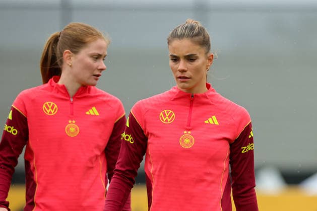 Herzogenaurach, Deutschland, 12. April 2026: Länderspielmaßnahme Vorbereitung auf das Frauen WM-Qualifikationsspiel gegen Österreich - Training in Herzogenaurach Im Bild: v.li. Sjoeke Nüsken Nuesken (Deutschland) und Selina Cerci (Deutschland) Copyright: HMBxMedia MadeleinexFantini