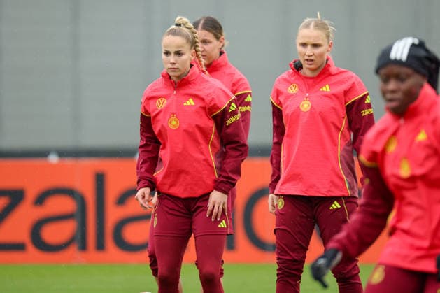 Herzogenaurach, Deutschland, 12. April 2026: Länderspielmaßnahme Vorbereitung auf das Frauen WM-Qualifikationsspiel gegen Österreich - Training in Herzogenaurach Im Bild: v.li. Giulia Gwinn (Deutschland) und Jella Veit (Deutschland) Copyright: HMBxMedia MadeleinexFantini