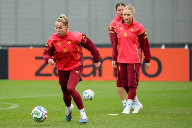 Herzogenaurach, Deutschland, 12. April 2026: Länderspielmaßnahme Vorbereitung auf das Frauen WM-Qualifikationsspiel gegen Österreich - Training in Herzogenaurach Im Bild: v.li. Giulia Gwinn (Deutschland) und Jella Veit (Deutschland) Copyright: HMBxMedia MadeleinexFantini