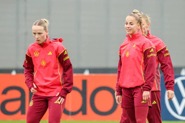 Herzogenaurach, Deutschland, 12. April 2026: Länderspielmaßnahme Vorbereitung auf das Frauen WM-Qualifikationsspiel gegen Österreich - Training in Herzogenaurach Im Bild: v.li. Franziska Kett (Deutschland) und Giulia Gwinn (Deutschland) Copyright: HMBxMedia MadeleinexFantini
