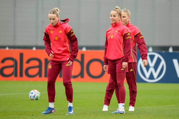 Herzogenaurach, Deutschland, 12. April 2026: Länderspielmaßnahme Vorbereitung auf das Frauen WM-Qualifikationsspiel gegen Österreich - Training in Herzogenaurach Im Bild: v.li. Franziska Kett (Deutschland) und Giulia Gwinn (Deutschland) Copyright: HMBxMedia MadeleinexFantini