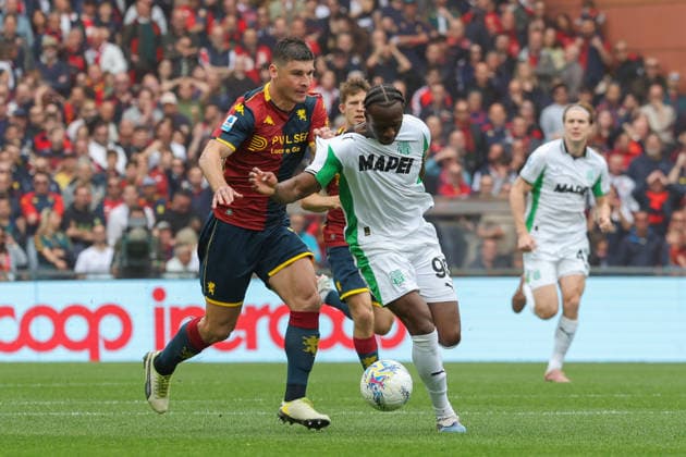 Genoa™s Ruslan Malinovskyi fights for the ball with Sassuolo s Ismael Kone during the Serie A soccer match between Genoa and Sassuolo at the Luigi Ferraris Stadium in Genoa, Italy - Sunday, April 12, 2026. - Soccer .  Copyright: xTanoxPecoraro LaPressex
