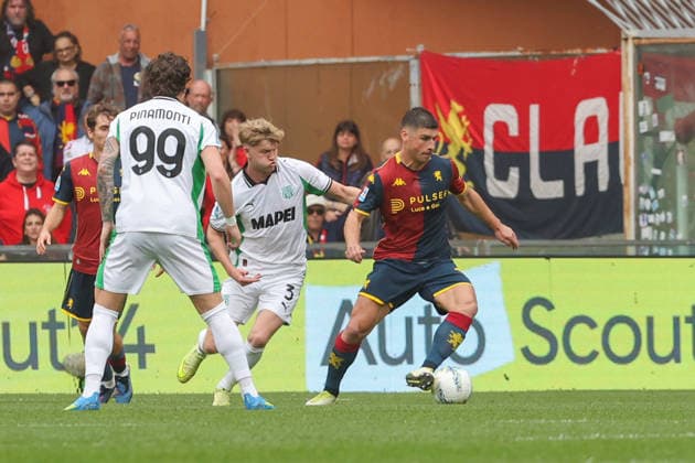 Genoa™s Ruslan Malinovskyi fights for the ball with Sassuolo s Josh Doig during the Serie A soccer match between Genoa and Sassuolo at the Luigi Ferraris Stadium in Genoa, Italy - Sunday, April 12, 2026. - Soccer .  Copyright: xTanoxPecoraro LaPressex