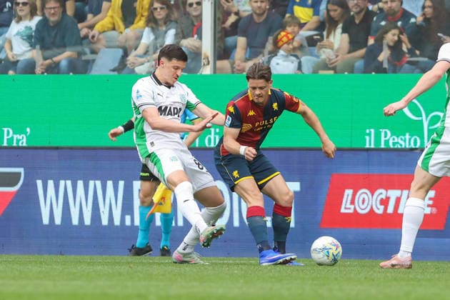 Genoa™s Vitinha fights for the ball with Sassuolo s Tarik Muharemovic during the Serie A soccer match between Genoa and Sassuolo at the Luigi Ferraris Stadium in Genoa, Italy - Sunday, April 12, 2026. - Soccer .  Copyright: xTanoxPecoraro LaPressex