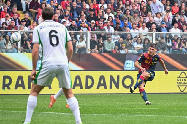 Genoa™s Ruslan Malinovskyi scores a goal during the Serie A soccer match between Genoa and Sassuolo at the Luigi Ferraris Stadium in Genoa, Italy - Sunday, April 12, 2026. - Soccer .  Copyright: xTanoxPecoraro LaPressex