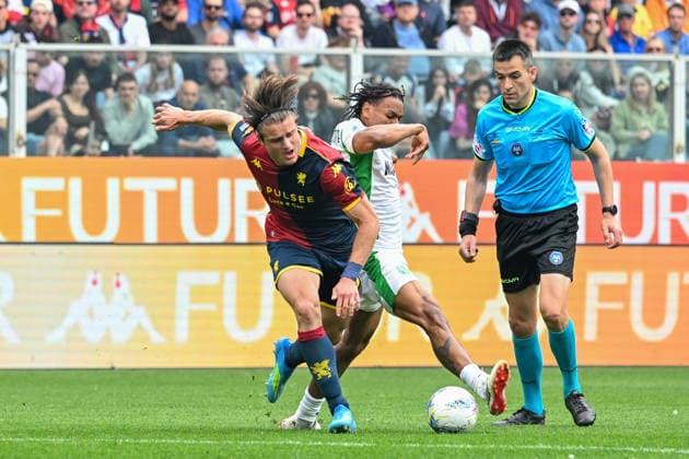 GenoaÕs Lorenzo Colombo fights for the ball during the Serie A soccer match between Genoa and Sassuolo at the Luigi Ferraris Stadium in Genoa, Italy - Sunday, April 12, 2026. - Soccer .  Copyright: xTanoxPecoraro LaPressex