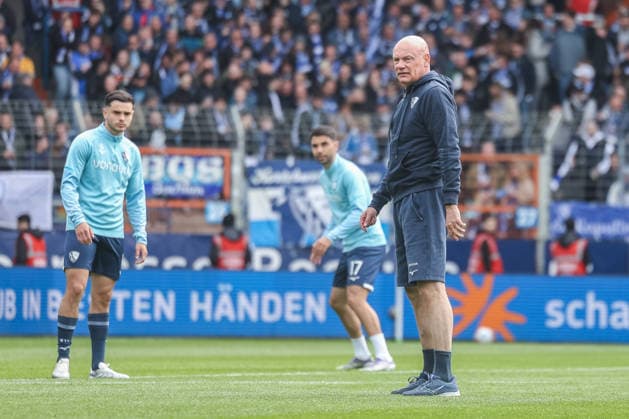 Fußball 2. Bundesliga 29. Spieltag VfL Bochum - Eintracht Braunschweig am 12.04.2026 im Vonovia Ruhrstadion in Bochum Uwe Rösler ( Trainer Cheftrainer Bochum ) vor dem Spiel beim Aufwärmen seiner Mannschaft DFL regulations prohibit any use of photographs as image sequences and or quasi-video.