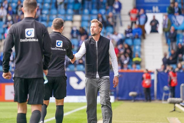 Deutschland: Fussball 2. Bundesliga 2025 - 2026, 29. Spieltag - VfL Bochum vs Eintracht Braunschweig - Vonovia Ruhrstadion: Lars Kornetka (Trainer, Eintracht Braunschweig) Mimik, Gesichtsausdruck, Emotion
