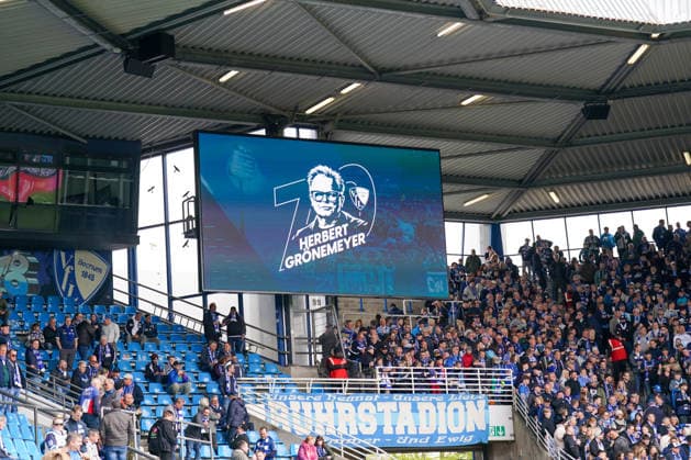 Deutschland: Fussball 2. Bundesliga 2025 - 2026, 29. Spieltag - VfL Bochum vs Eintracht Braunschweig - Vonovia Ruhrstadion: Herbert Groenemeyer, 70 Geburtstag, Jubilaeum, Stadionanzeige, Videowand, Portraet, Ehrung, Musiklegende, Ruhrgebiet, Kultur, Fans, Tribuene, Zuschauer, Vereinsumfeld, Emotion, Heimatbezug, Feier, Event, Fussballumfeld, Blau Weiss, Stimmung, Oeffentlichkeit