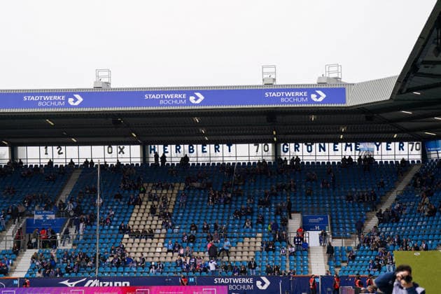 Deutschland: Fussball 2. Bundesliga 2025 - 2026, 29. Spieltag - VfL Bochum vs Eintracht Braunschweig - Vonovia Ruhrstadion: Bochum, Deutschland, Europa, Tribuene, Totale, Zuschauer, Fans, Sitzplaetze, Stadioninnenraum, Sportstaette, Heimkulisse, Banner, Schriftzug, Herbert Groenemeyer, 70 Geburtstag, Jubilaeum, Ehrung, Ruhrgebiet, Kultur, Vereinsumfeld, Atmosphaere, Spieltag, Event, Oeffentlichkeit, Blau Weiss, Werbebande, Stadtwerke Bochum, Werbung, Wirtschaft, Struktur, Perspektive frontal