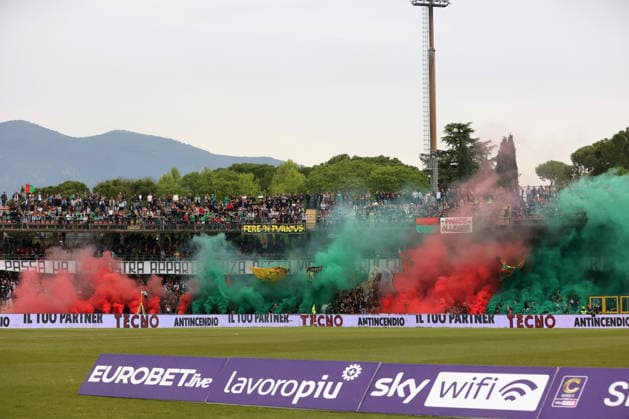 CALCIO - Serie C Italia - Ternana vs Perugia fans of Ternana sector nord with smoke bombs during Italian serie C, match Ternana Calcio vs Perugia, 12 April 2026 at the Liberati stadium in Terni Italy (Photo by Luca Marchetti LiveMedia) during Ternana vs Perugia, Italian football Serie C match in Terni, Italy, April 12 2026 Terni Italy  Copyright: xIPAxSport ABACAx