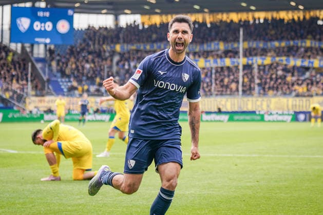 Deutschland: Fussball 2. Bundesliga 2025 - 2026, 29. Spieltag - VfL Bochum vs Eintracht Braunschweig - Vonovia Ruhrstadion: Tor und Torjubel zum 1:0 durch Gerrit Holtmann (VfL Bochum, 17) Freude, Emotionen, Jubel