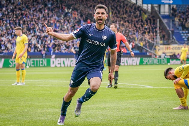 Deutschland: Fussball 2. Bundesliga 2025 - 2026, 29. Spieltag - VfL Bochum vs Eintracht Braunschweig - Vonovia Ruhrstadion: Tor und Torjubel zum 1:0 durch Gerrit Holtmann (VfL Bochum, 17) Freude, Emotionen, Jubel