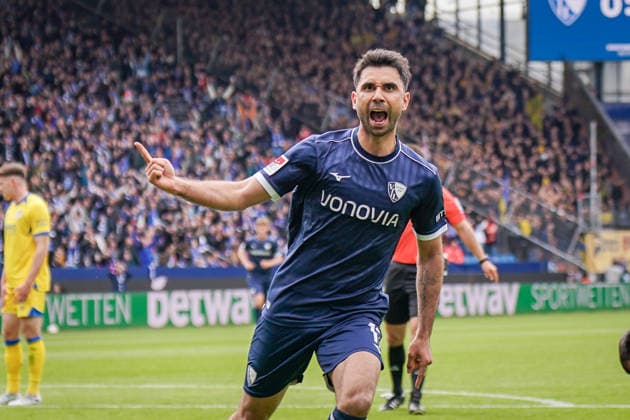 Deutschland: Fussball 2. Bundesliga 2025 - 2026, 29. Spieltag - VfL Bochum vs Eintracht Braunschweig - Vonovia Ruhrstadion: Tor und Torjubel zum 1:0 durch Gerrit Holtmann (VfL Bochum, 17) Freude, Emotionen, Jubel