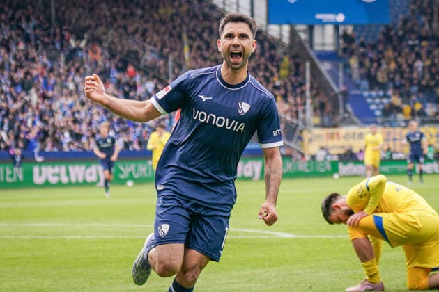 Deutschland: Fussball 2. Bundesliga 2025 - 2026, 29. Spieltag - VfL Bochum vs Eintracht Braunschweig - Vonovia Ruhrstadion: Tor und Torjubel zum 1:0 durch Gerrit Holtmann (VfL Bochum, 17) Freude, Emotionen, Jubel