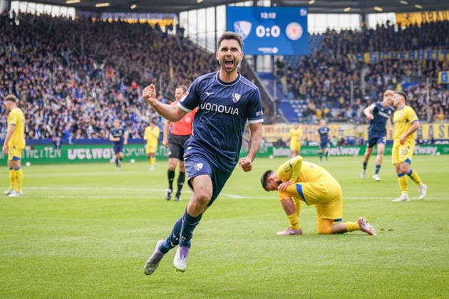 Deutschland: Fussball 2. Bundesliga 2025 - 2026, 29. Spieltag - VfL Bochum vs Eintracht Braunschweig - Vonovia Ruhrstadion: Tor und Torjubel zum 1:0 durch Gerrit Holtmann (VfL Bochum, 17) Freude, Emotionen, Jubel