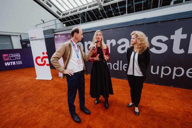 TENNIS - WTA, Tennis Damen Upper Austria Ladies Linz LINZ,AUSTRIA,12.APR.26 - TENNIS - WTA Tour, Upper Austria Ladies Linz. Image shows Ullrich Jelinek, Barbara Schett-Eagle and a participant.  GEPAxpictures xAlexanderxSolc