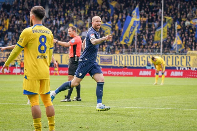 Deutschland: Fussball 2. Bundesliga 2025 - 2026, 29. Spieltag - VfL Bochum vs Eintracht Braunschweig - Vonovia Ruhrstadion: Tor und Torjubel zum 2:0 durch Philipp Hofmann (VfL Bochum, 33) Freude, Emotionen, Jubel - nach VAR Überprüfung nach Schiedsrichter Wolfgang Haslberger das Tor allerdings zurück.